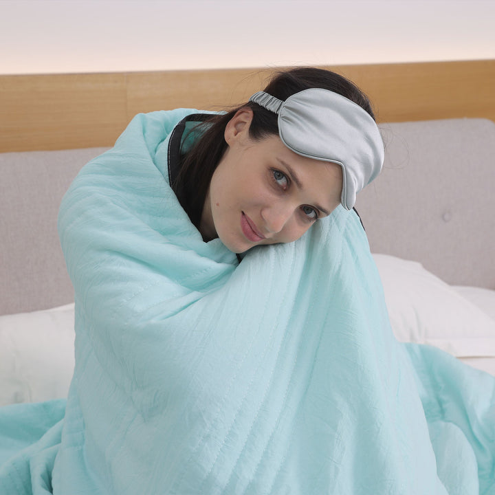 Lightweight, breathable cooling blanket for a calm and refreshing sleep experience.