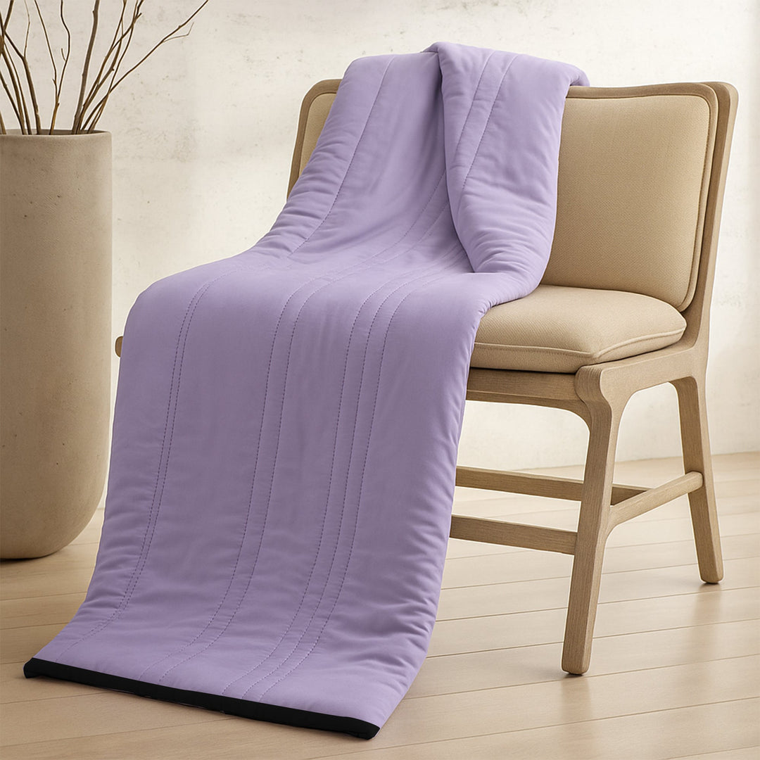 Essential summer blanket, ice cooling and breathable for hot sleepers' calm comfort.