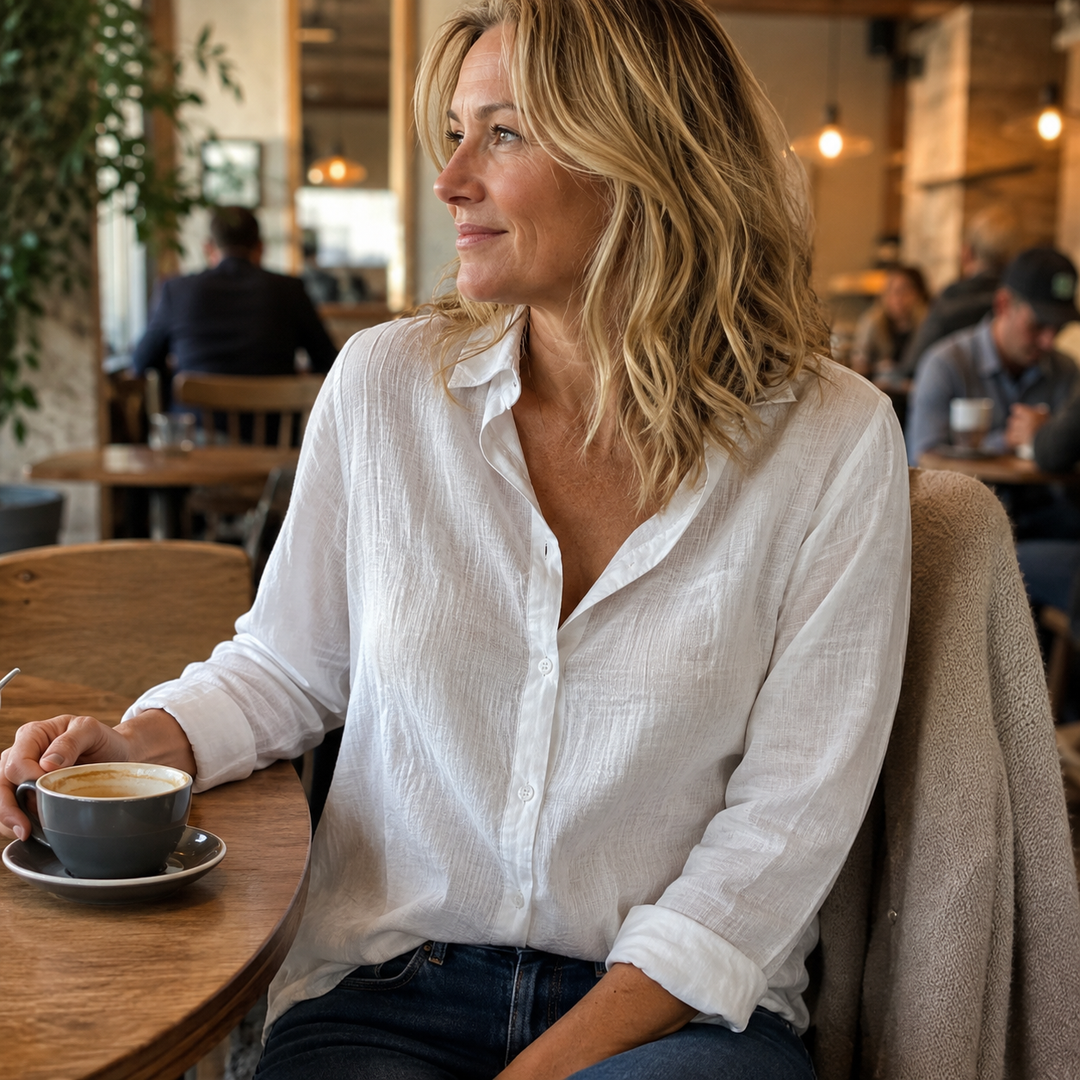 Fashionable women's collared button-down blouse with long sleeves, ideal for versatile everyday style and professional looks.