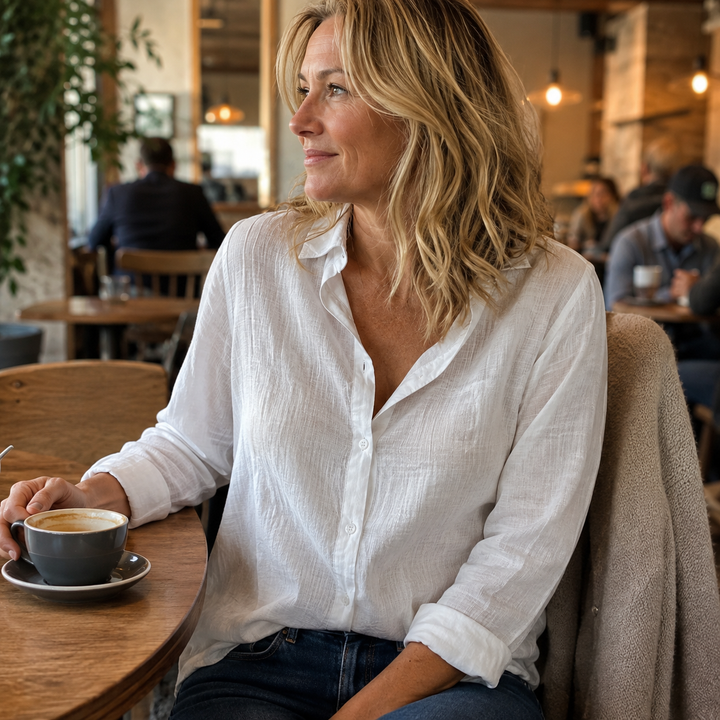 Fashionable women's collared button-down blouse with long sleeves, ideal for versatile everyday style and professional looks.