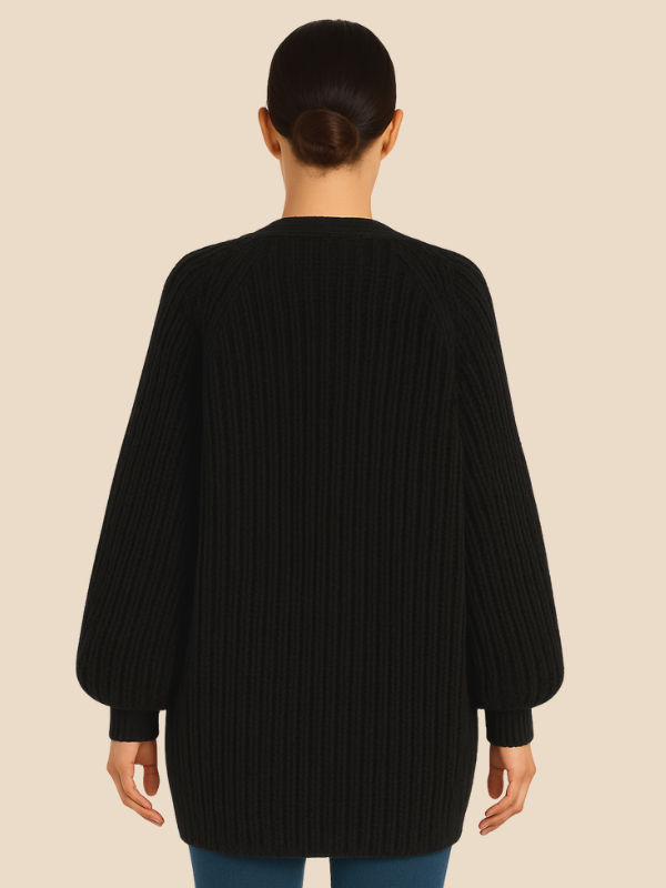 Warm oversized women's cardigan in a relaxed fit. Ideal for cozy autumn mornings & winter evenings.