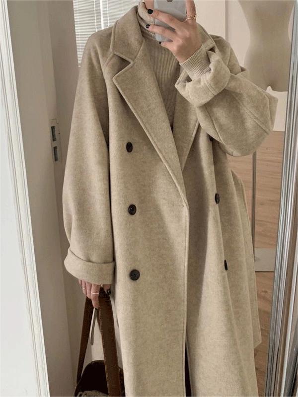Casual yet elegant women's belted winter coat, ideal for cold weather. Features long sleeves and a sophisticated lapel.