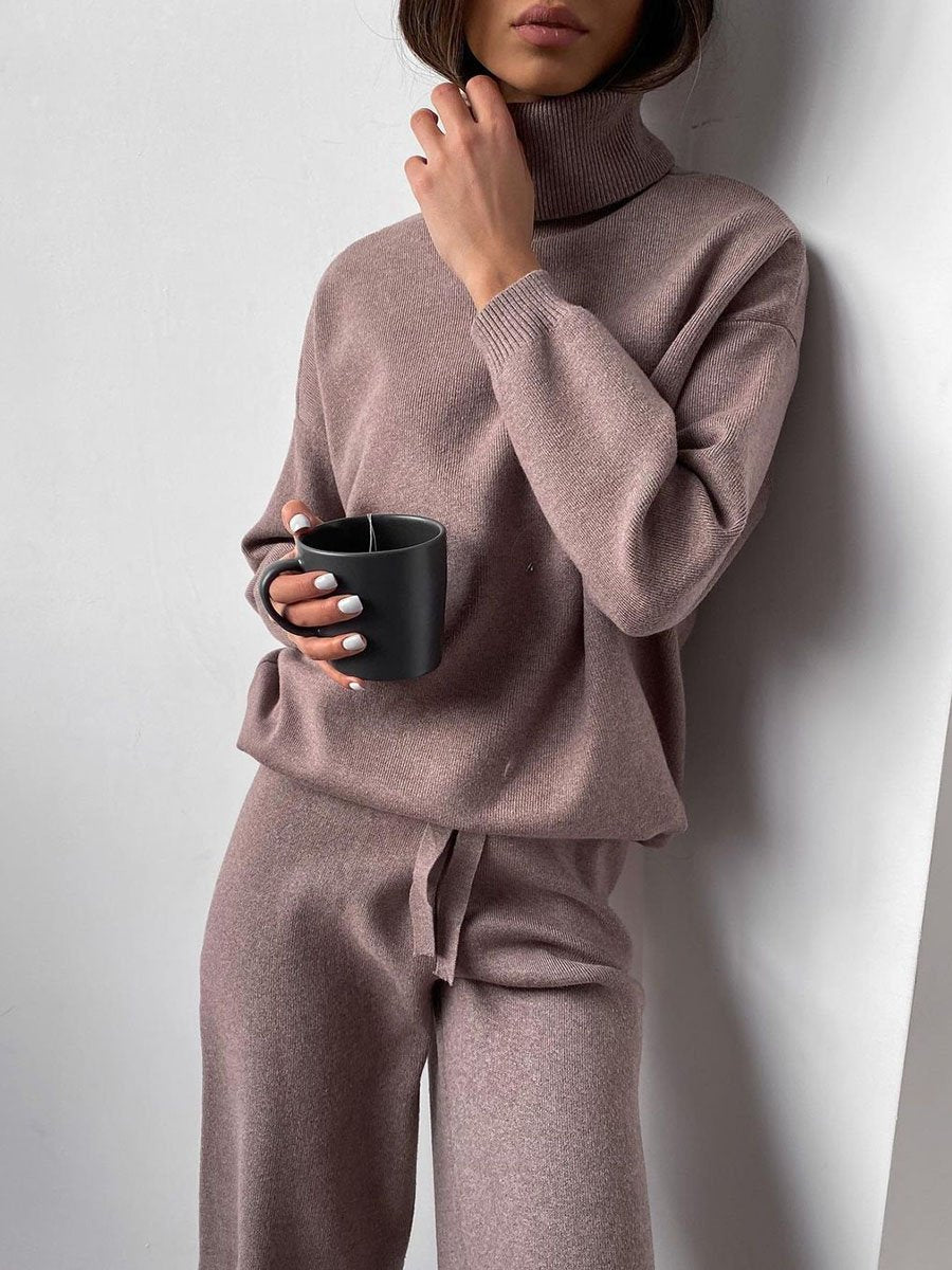 Grey women's two-piece loungewear set, comfortable & stylish for everyday relaxation.
