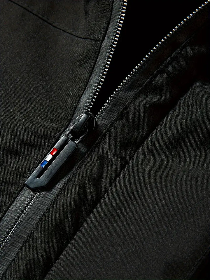 Waterproof men's winter parka, regular fit. This warm padded coat is ideal for snowy conditions.