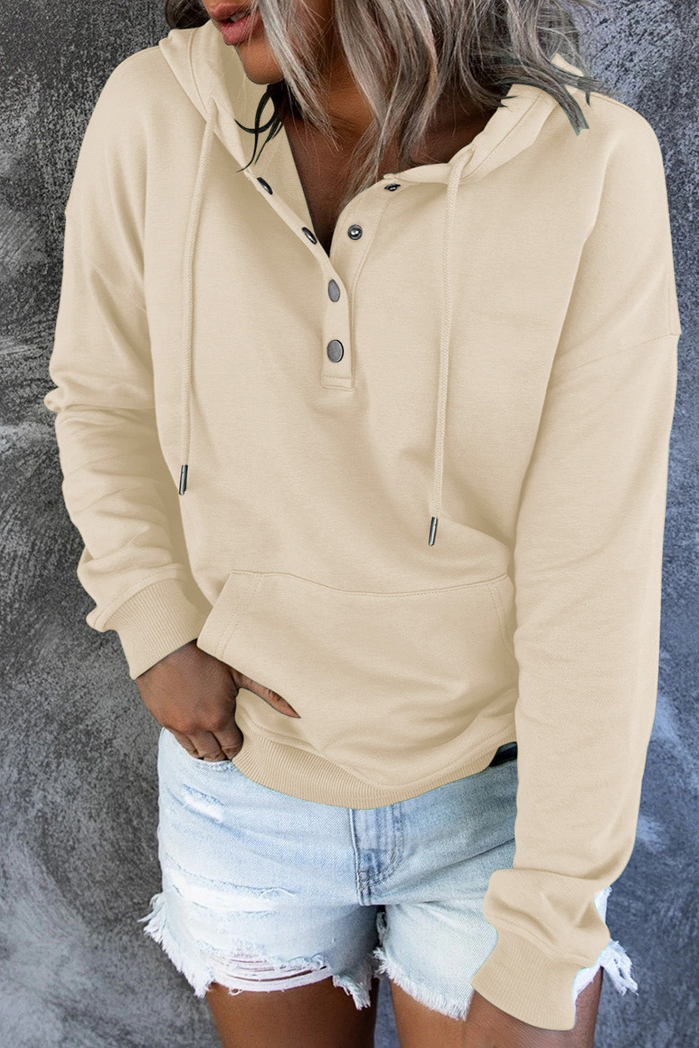 Women's hooded sweater, soft knit for everyday comfort and casual elegance.