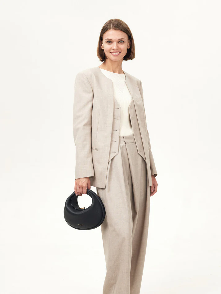 Versatile women's handbag, easily transforms from a crossbody bag to a stylish shoulder bag or clutch.