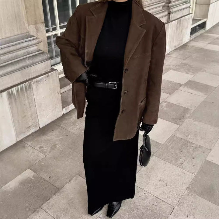 Chic one-button blazer for women, perfect for elevating casual outfits with a sophisticated touch.