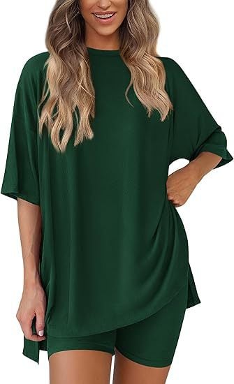 Complete women's lounge outfit: oversized t-shirt and matching shorts. Ideal for everyday comfort.
