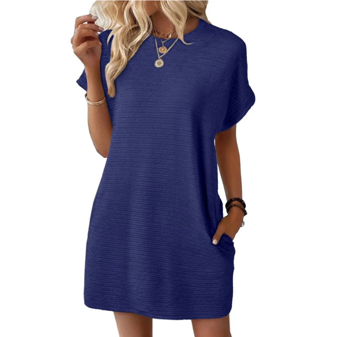 Trendy women's oversized mini dress featuring short sleeves, a comfortable fit, and functional pockets. Great for casual fashion.