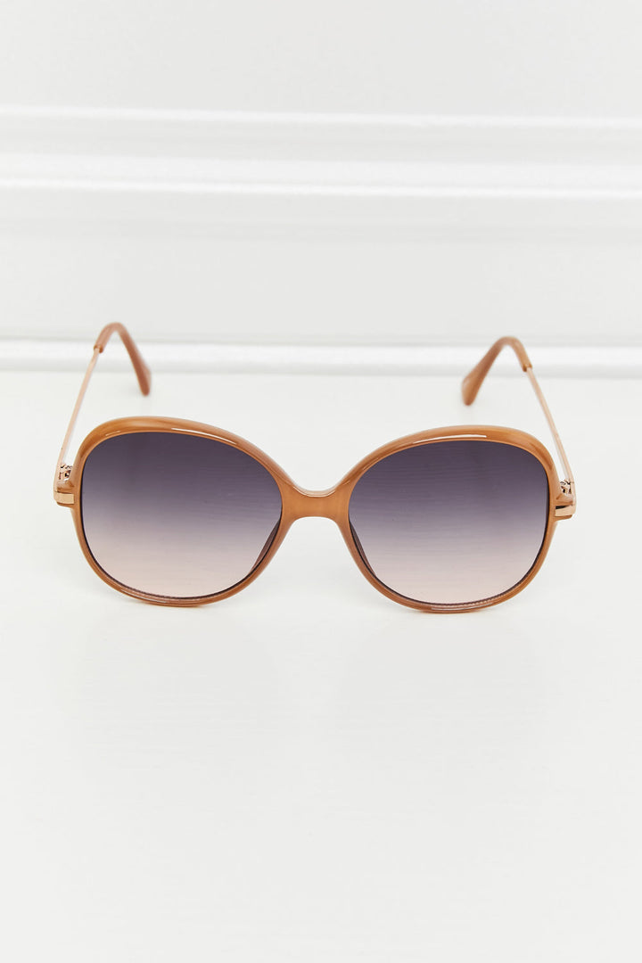 High-fashion women's oversized round gradient sunglasses, secure UV400 protection eyewear.