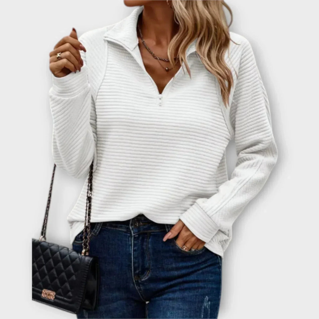 Stylish women's quarter zip jumper for versatile fall outfits. Cozy pullover sweatshirt for everyday warmth.