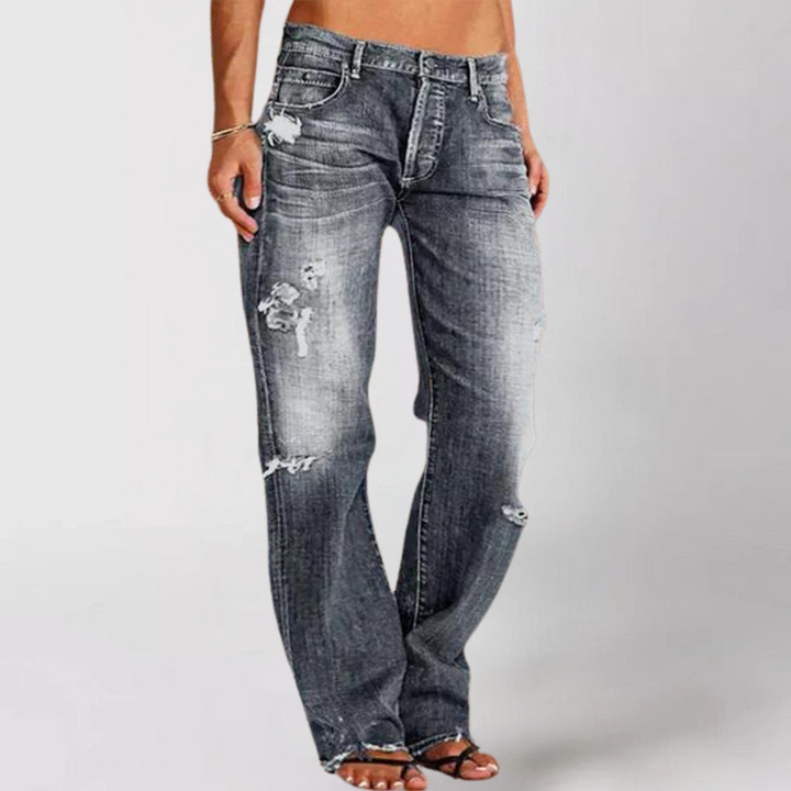 Relaxed women's low-rise wide-leg jeans, offering ultimate comfort and a chic casual vibe.