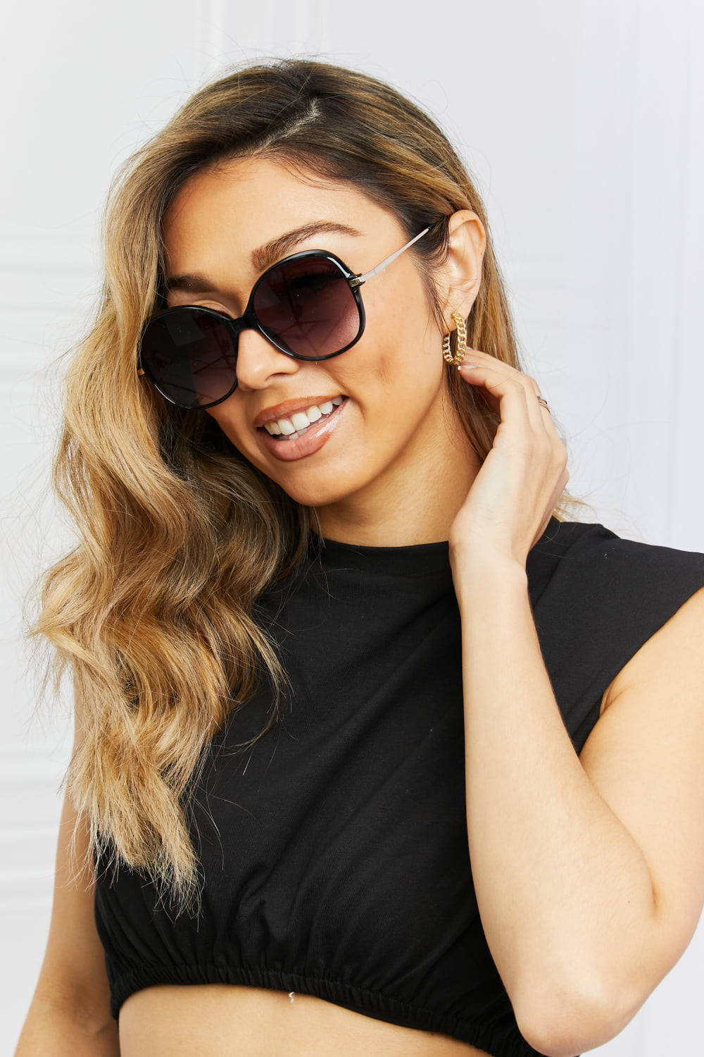 Stylish women's oversized round gradient UV400 sunglasses, perfect accessory for sun protection.