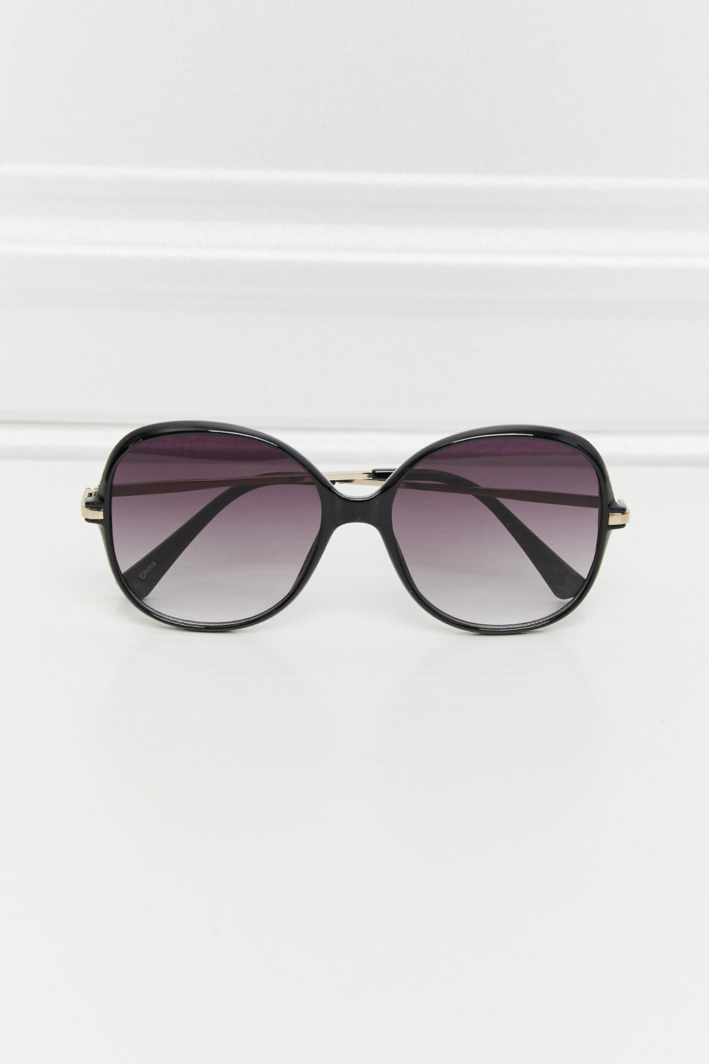 Summer chic: Women's oversized round gradient sunglasses with full UV400 sun protection.