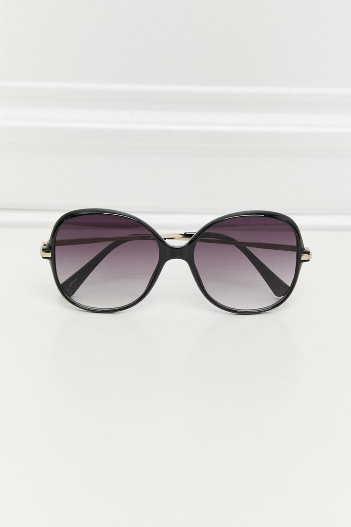 Summer chic: Women's oversized round gradient sunglasses with full UV400 sun protection.