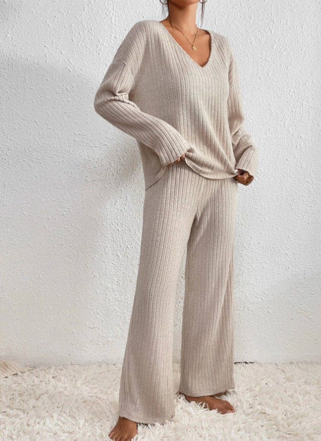 Stylish women's cozy lounge set, featuring a soft sweater and comfortable matching pants.
