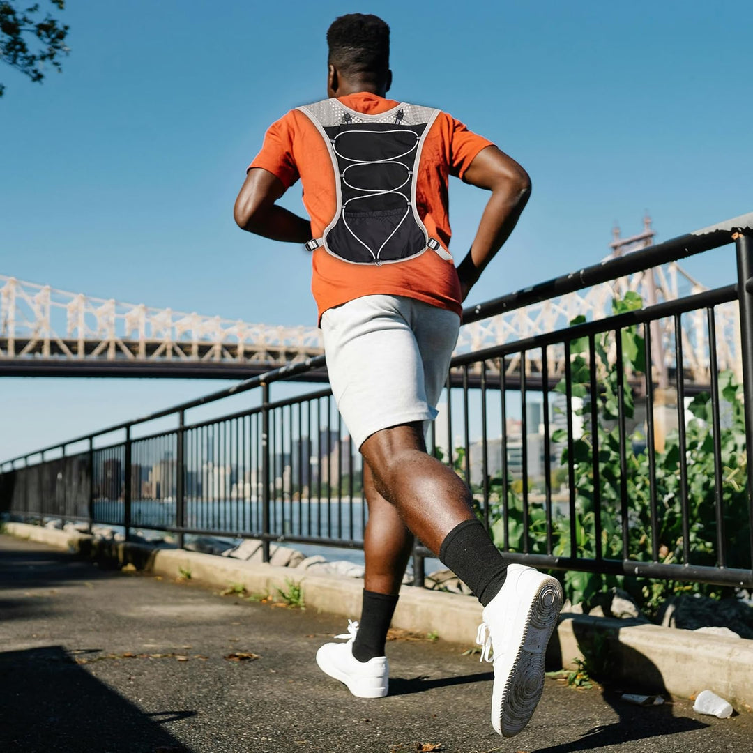 Unisex ultra-light running vest, versatile for different activities, 2L bladder.