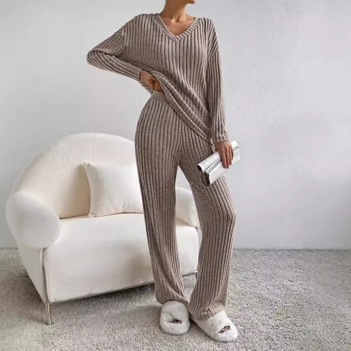 Women's casual two-piece set, featuring a plush sweater and comfortable, versatile lounge pants.
