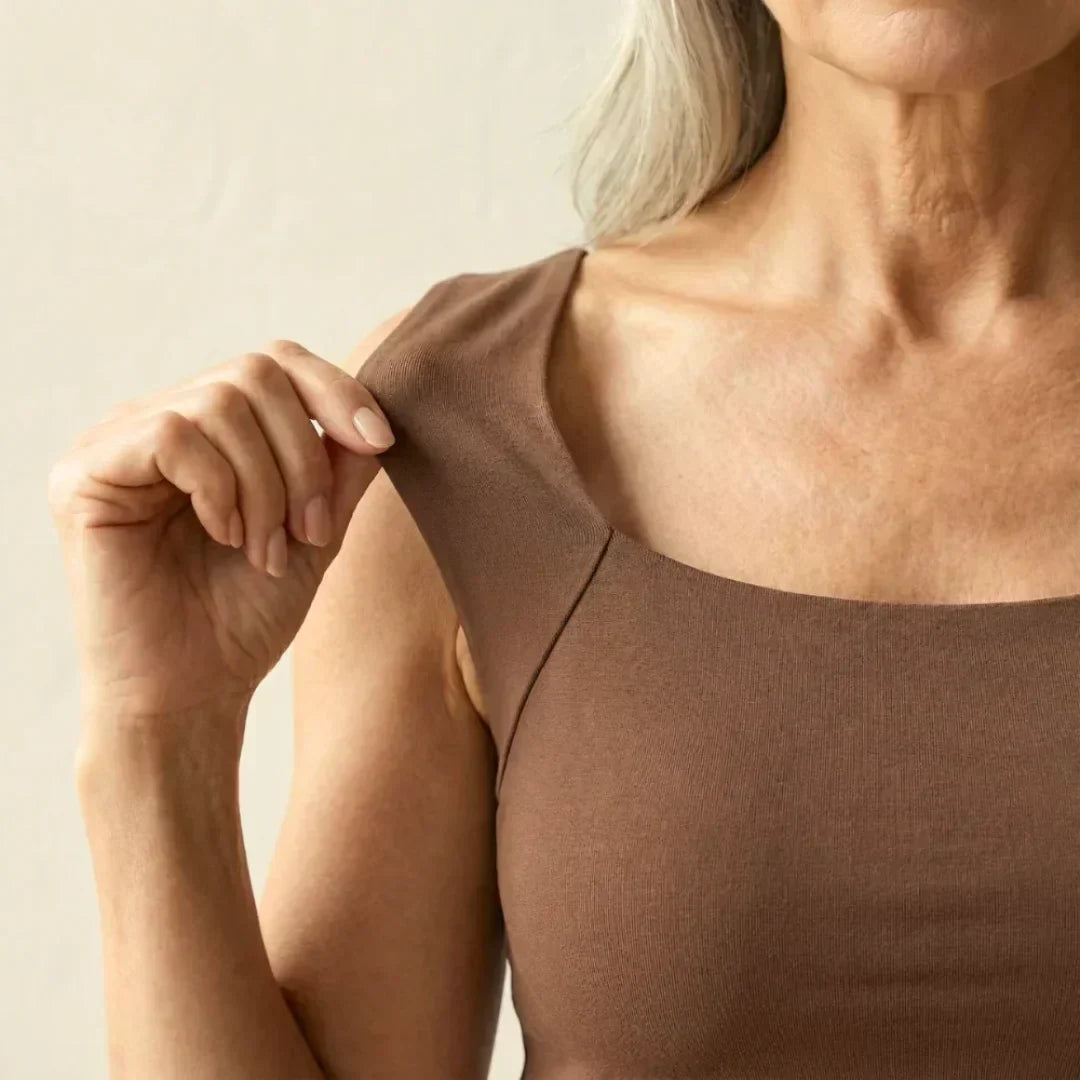 Effortless style & comfort: women's tank top with built-in bra, perfect for any occasion.