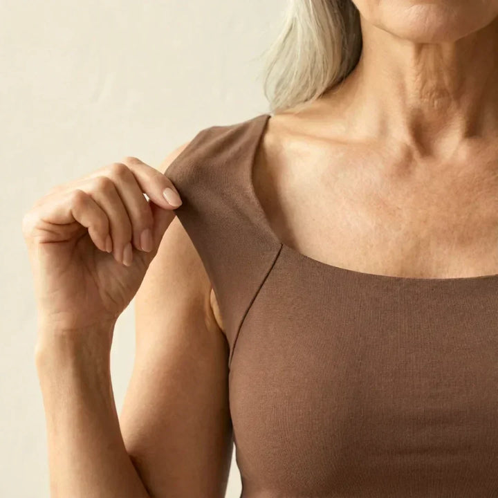 Effortless style & comfort: women's tank top with built-in bra, perfect for any occasion.