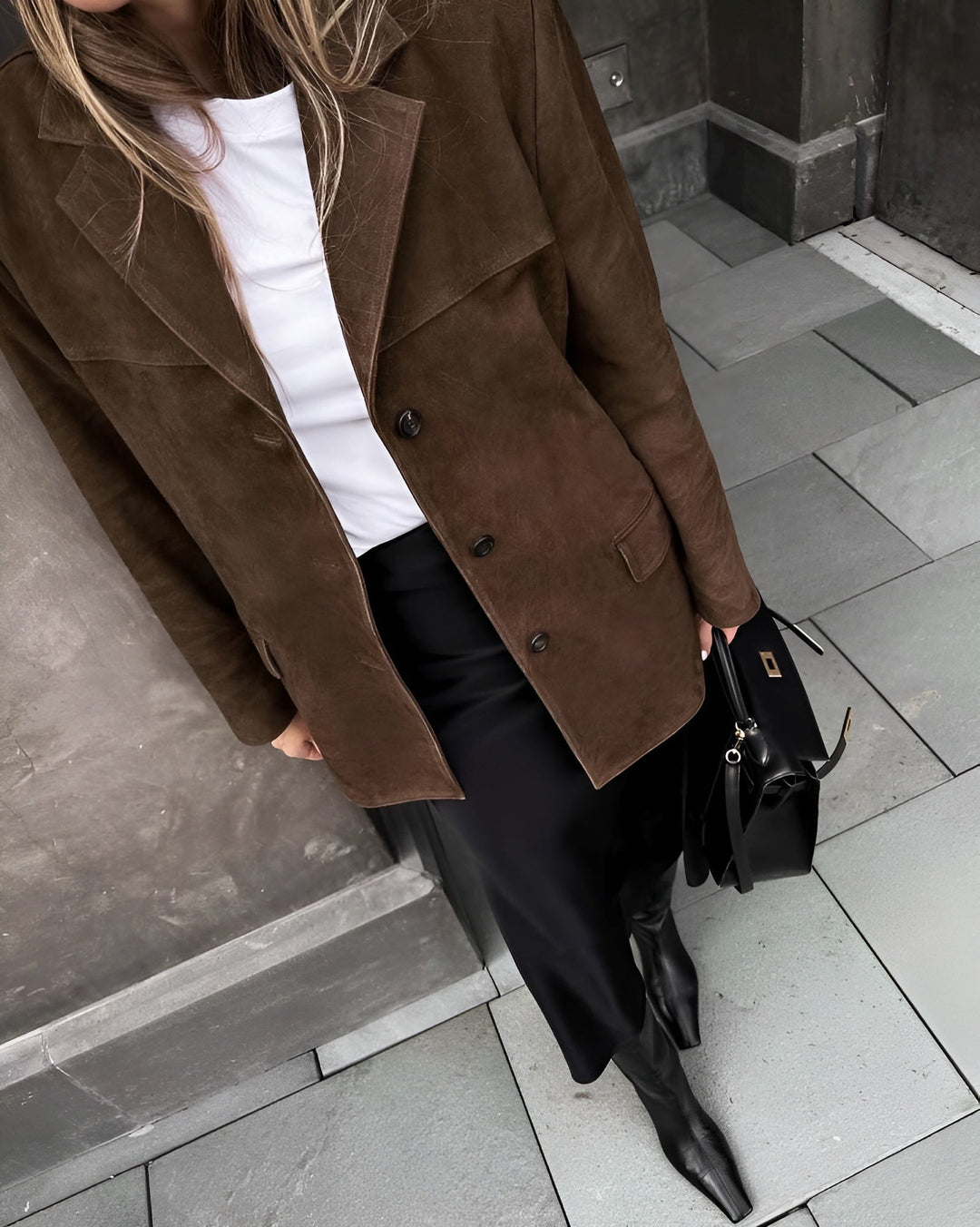 Lightweight & versatile women's one-button blazer for comfortable travel outfits and chic outerwear.