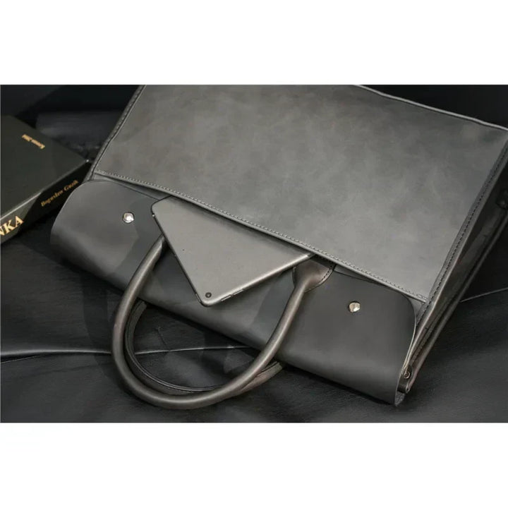 Durable men's retro laptop briefcase. Vintage style business bag, perfect for office and travel.
