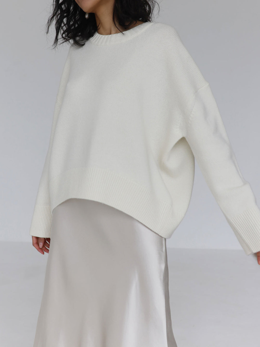 Warm & cozy knit style women's oversized crewneck sweater, an essential for comfortable fall and winter fashion.