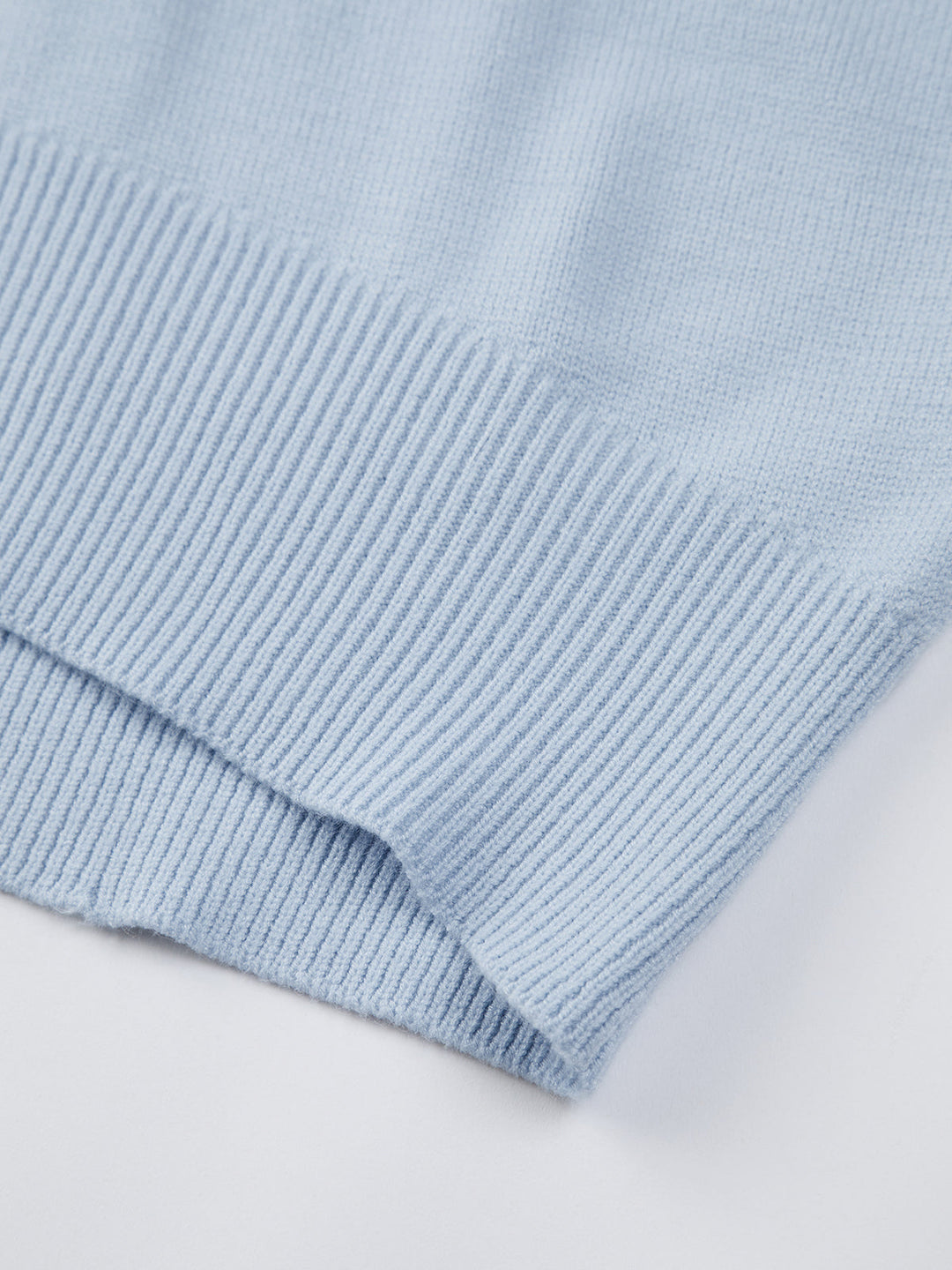 Oversized women's crewneck sweater; a comfortable, stylish knit ideal for cozy fall and winter outfits.