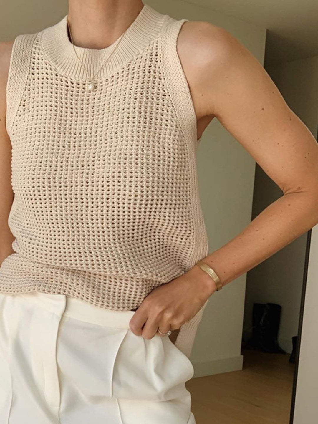 Chic women's cut-out tank top, sleeveless and modern, perfect for a stylish summer outfit.