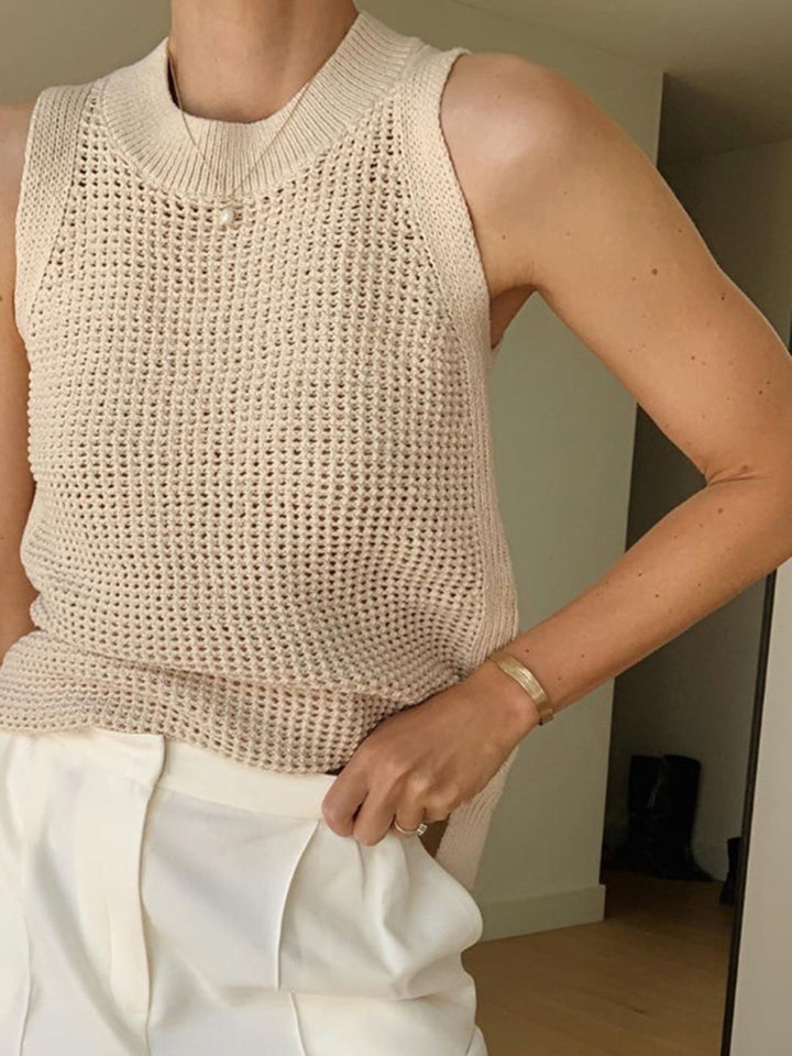 Chic women's cut-out tank top, sleeveless and modern, perfect for a stylish summer outfit.
