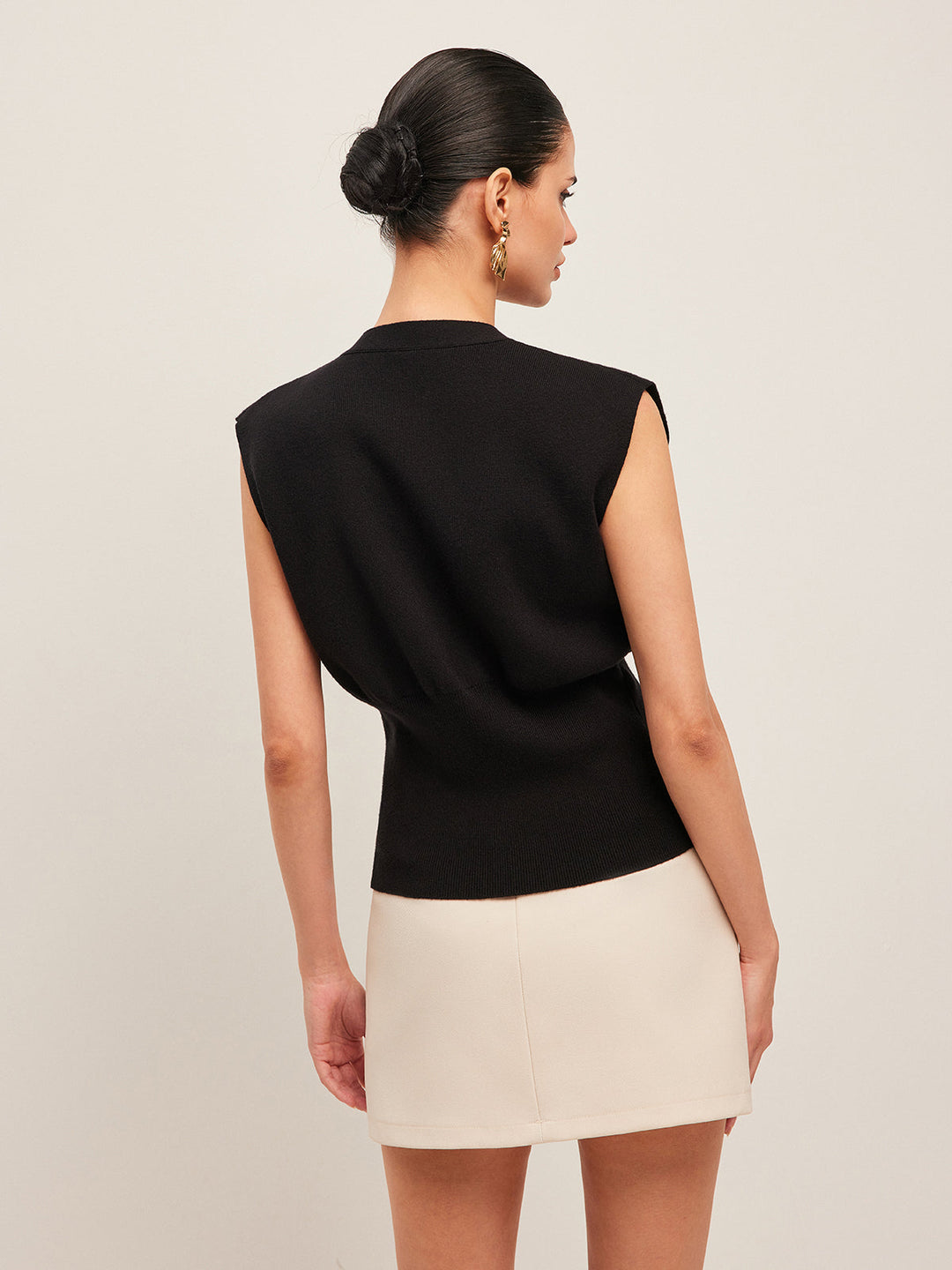 Women's V-neck buttoned sweater vest, a stylish preppy sleeveless top. Perfect for chic layering and casual wear.