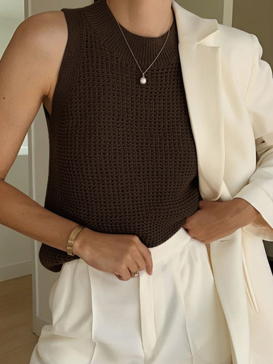 Women's chic cut-out sleeveless tank top, a trendy crew neck design for summer casual wear.