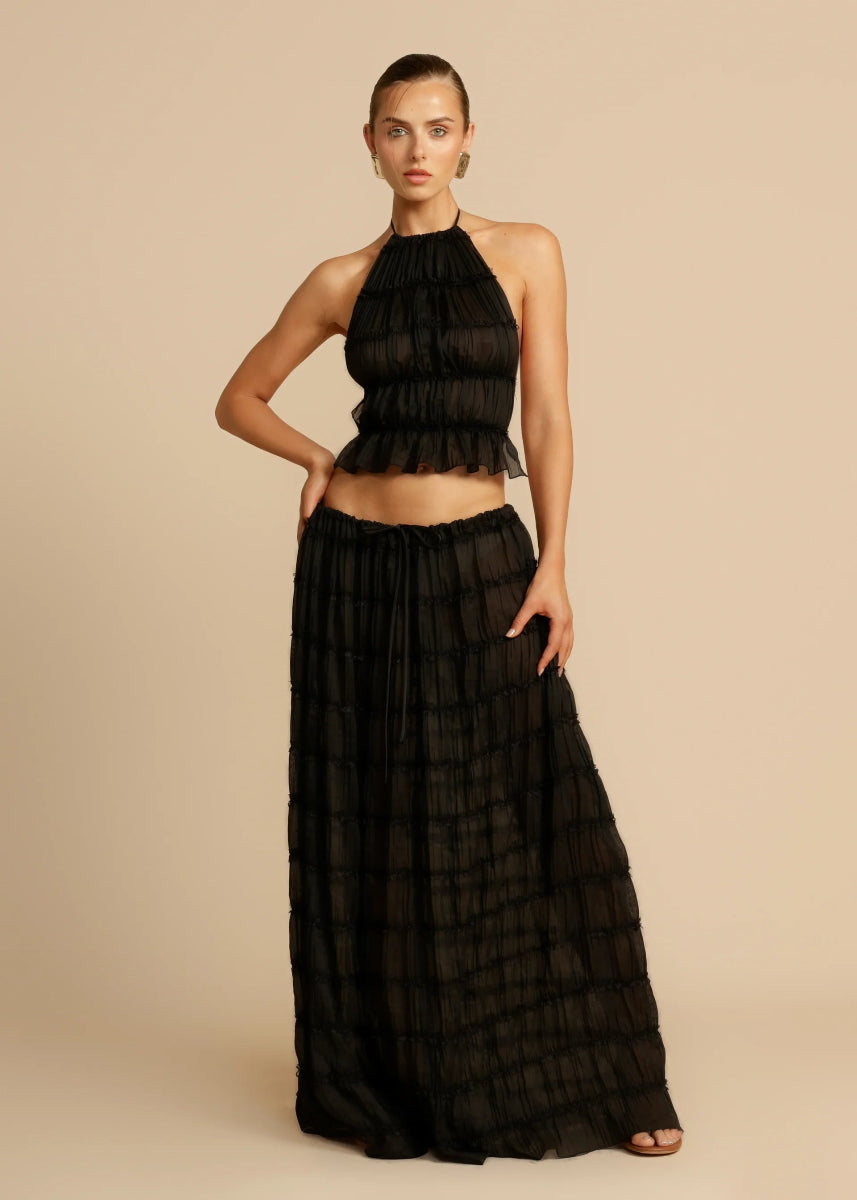 Chic women's two-piece summer set: a breathable halter top & elegant maxi skirt, great for beach & casual outings.