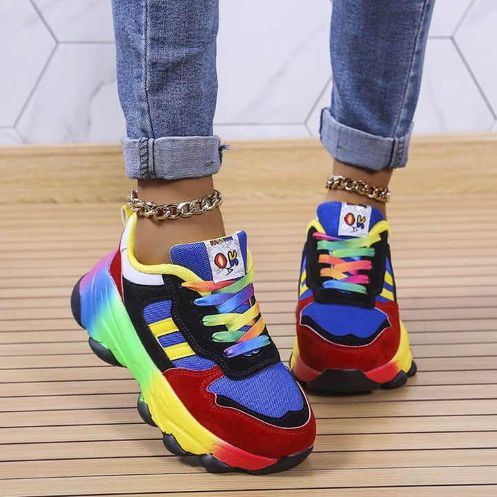 Stylish women's platform sneakers with a chunky sole, offering comfort and modern flair for everyday fashion.