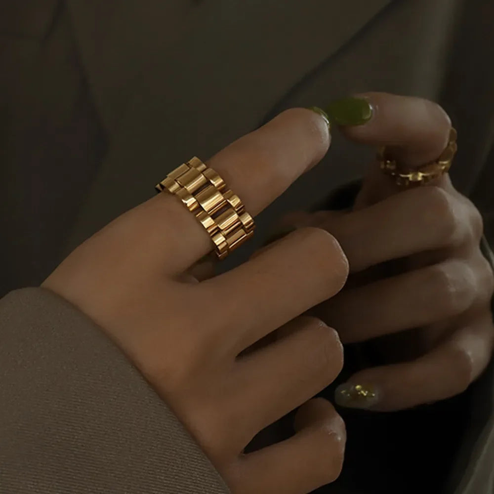 Detailed view of a women's chic stacked link ring, showcasing its unique and trendy design.