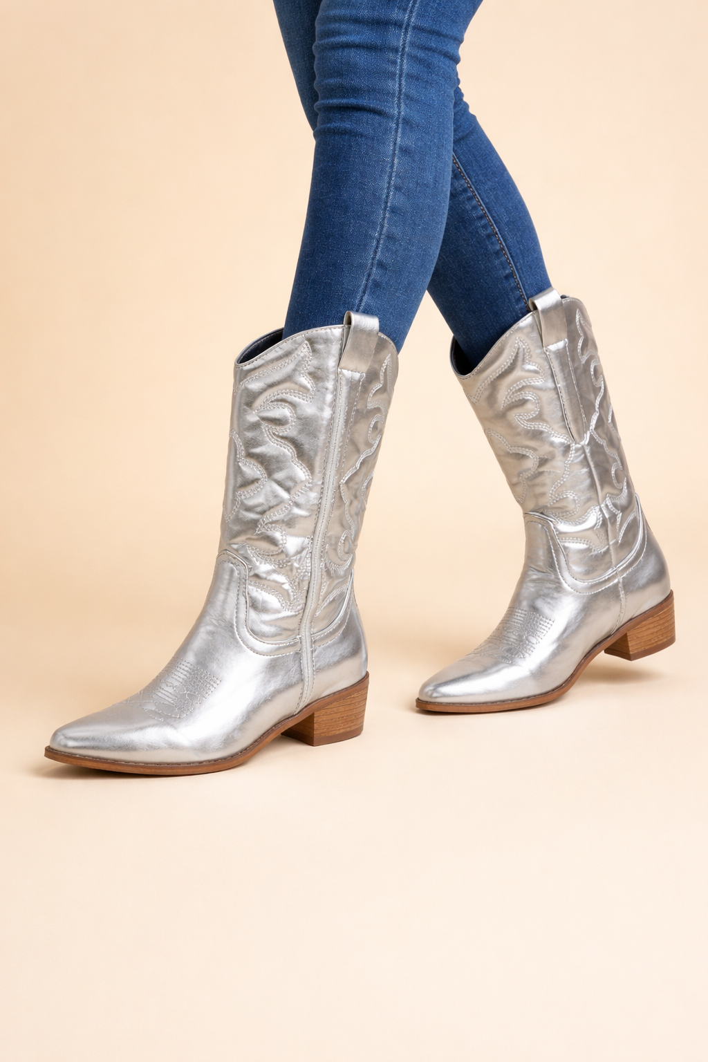 Chic women's retro cowboy boots, featuring a classic Western design for stylish everyday wear.