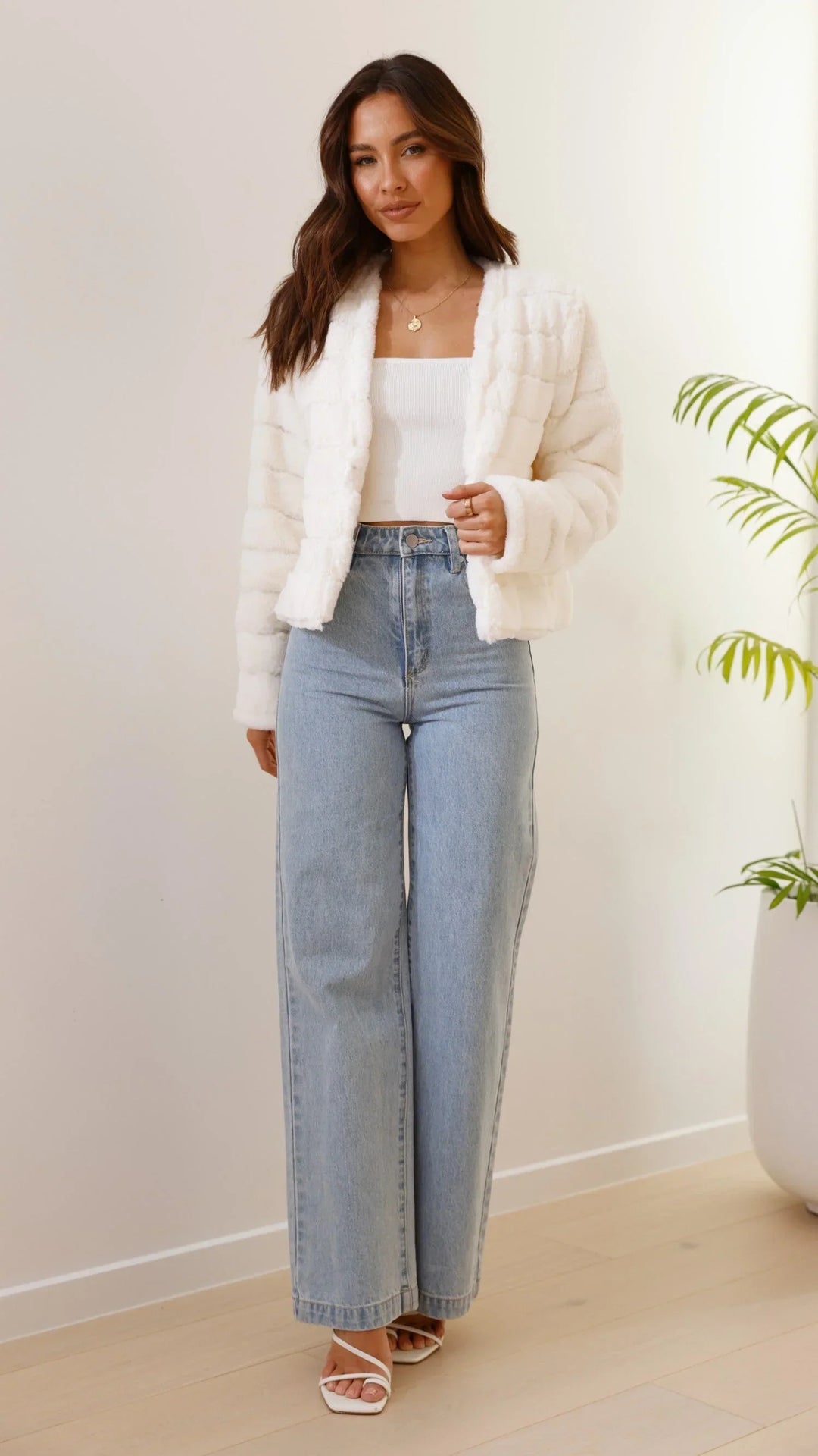 Chic women's cropped bomber jacket. A stylish zip-up outerwear essential for cozy fall and winter fashion.