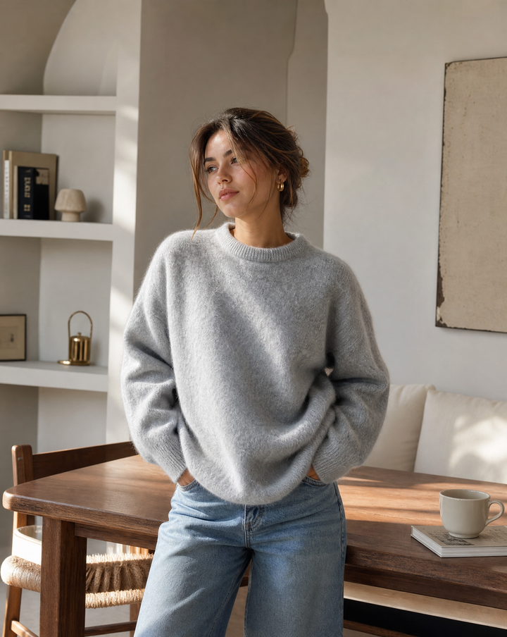Elegant women's knit sweater, cozy and soft, ideal for stylish everyday wear and winter fashion.