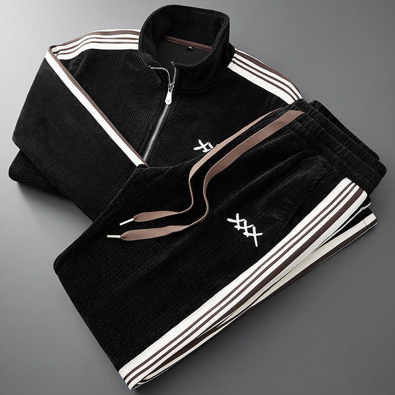 Warm unisex tracksuit for autumn/winter. Comfortable and stylish two-piece set, ideal for everyday casual wear.