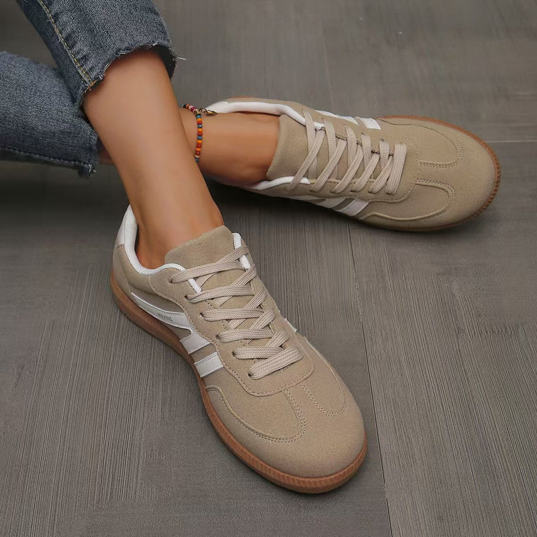 Supportive wide fit women's sneakers, with orthopedic arch comfort.