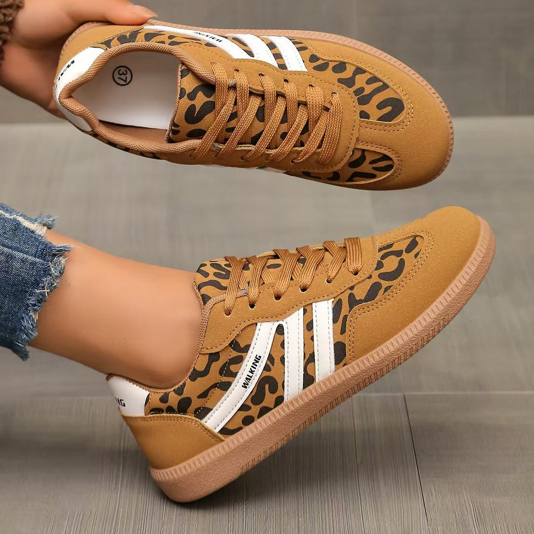 Durable women's wide fit trainers, orthopedic design for everyday comfort.