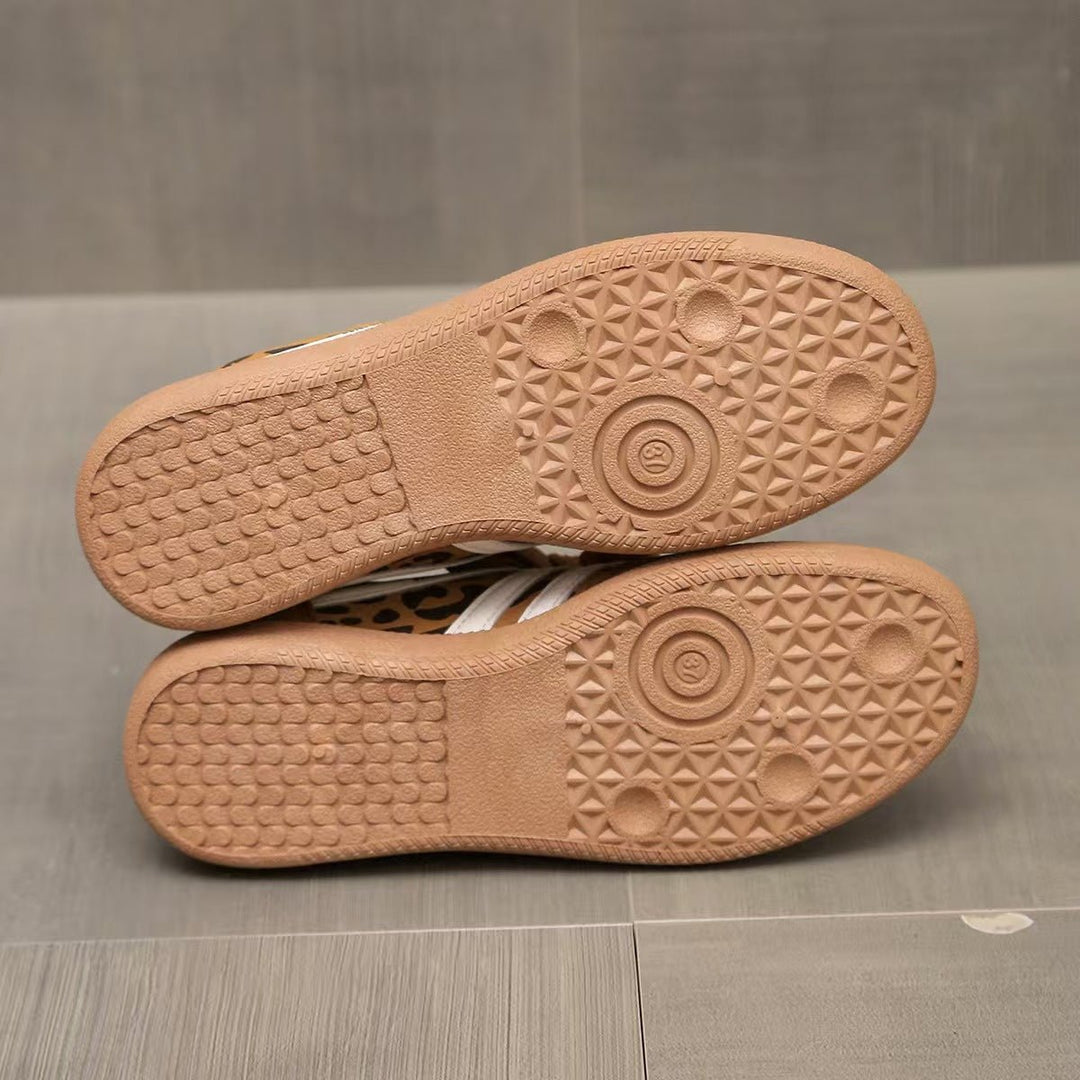 Women's orthopedic walking sneakers, lace-up wide fit for superior comfort.
