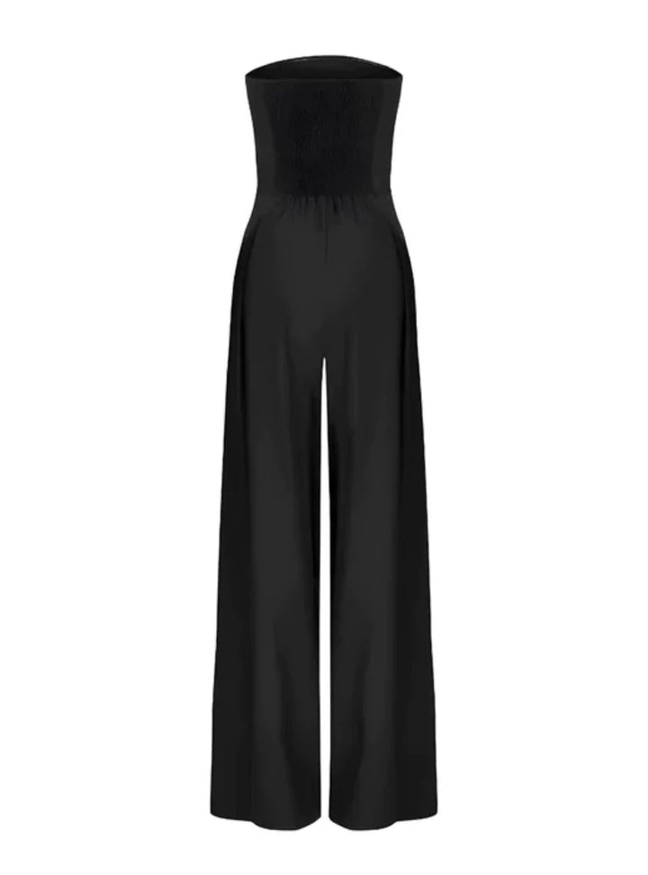 Modern women's strapless wide leg jumpsuit with a relaxed fit, featuring practical side pockets. Perfect for versatile wear.