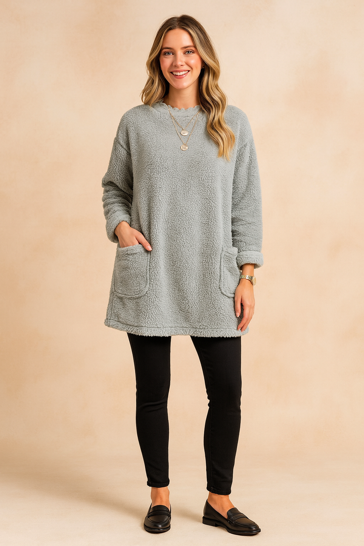 Women's oversized casual knit sweater. Relaxed fit pullover, perfect for cozy winter wear and everyday style. Effortless chic.