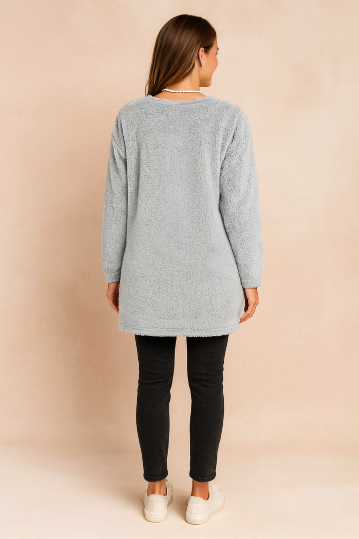 Effortless chic women's oversized pullover sweater. Versatile casual knitwear, ideal for relaxed winter fashion & everyday comfort.