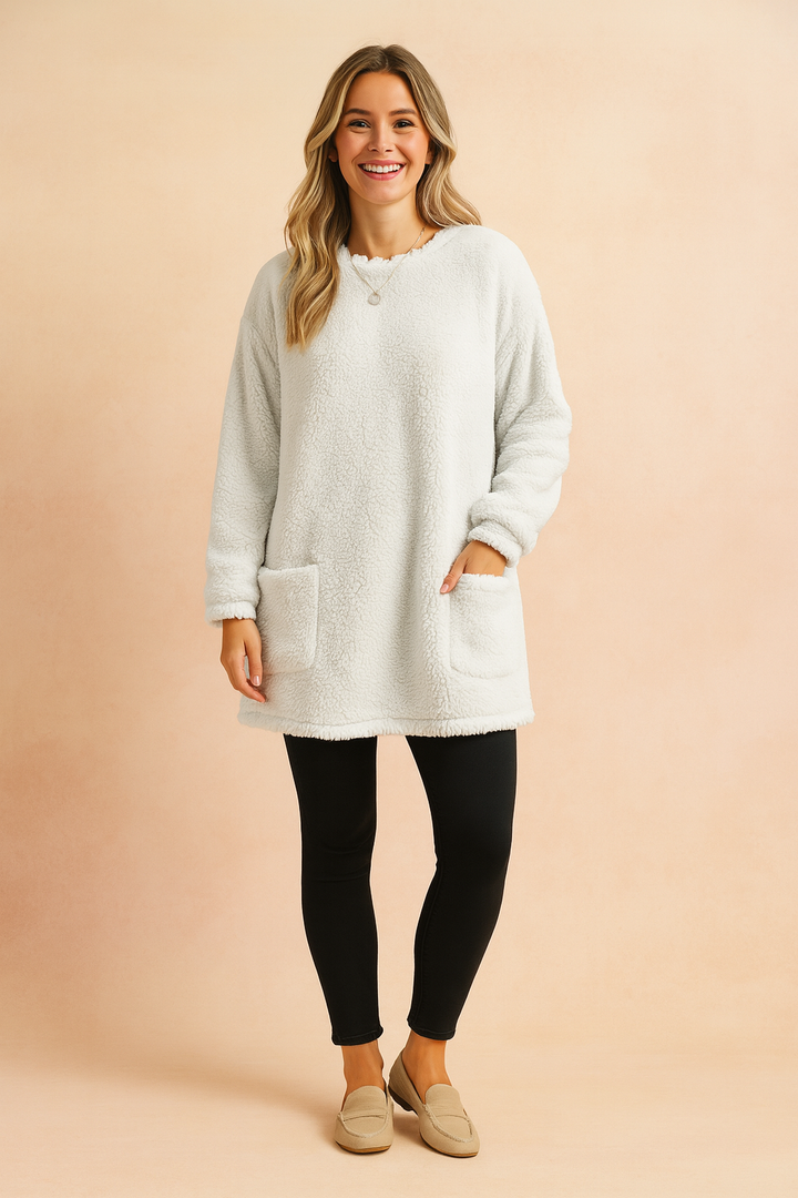 Soft women's oversized casual knit sweater. Versatile pullover with relaxed fit for cozy winter wear and effortless style.