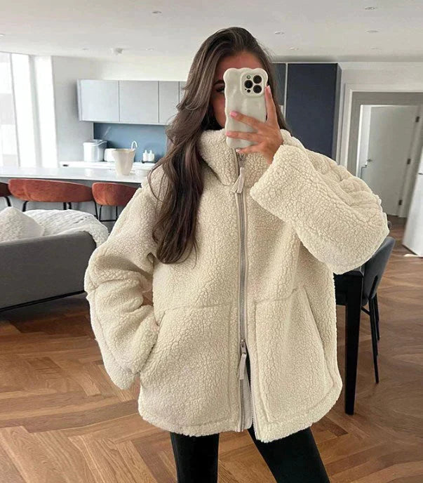 Chic women's oversized plush jacket, providing ultimate warmth and comfort for daily fall wear.