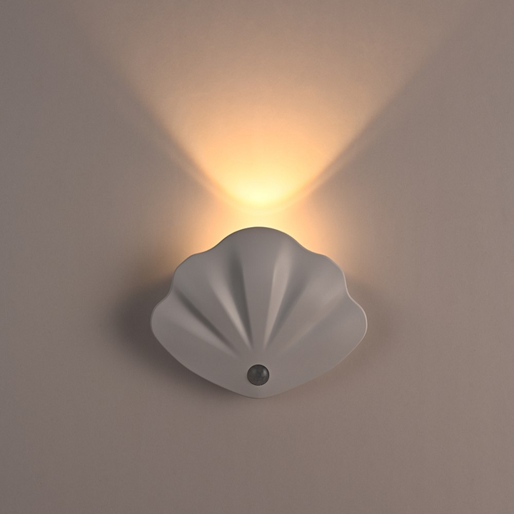 Wireless motion sensor LED night light, perfect for kitchens, bedrooms, hallways, or stairs. USB rechargeable.