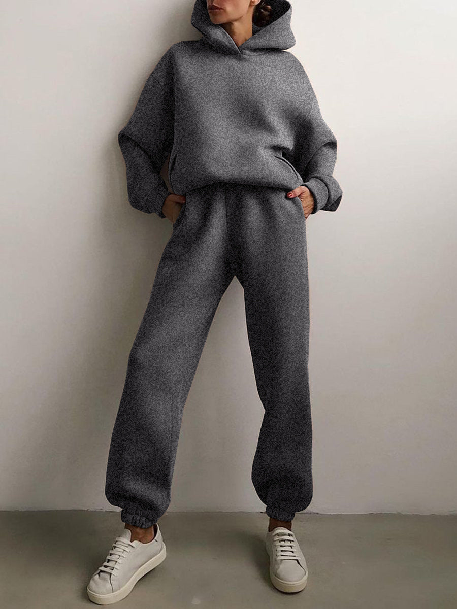Casual women's loungewear set: cozy zip jacket & comfortable jogger pants. Great for relaxation or travel.