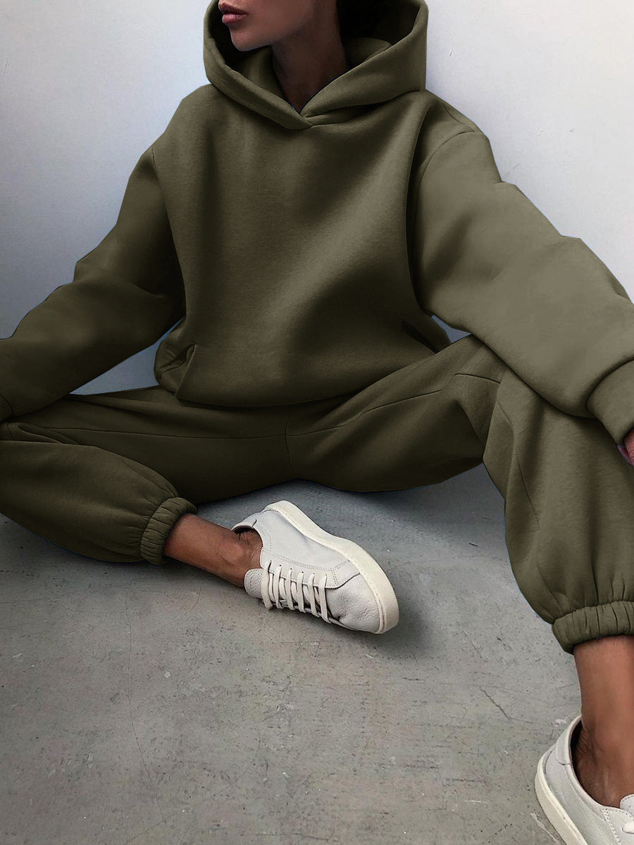 Versatile women's jogging co-ord set: comfortable zip jacket & practical joggers for casual wear.
